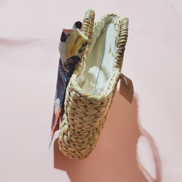 Shell Shaped Straw Handbag - Picture 5 of 7